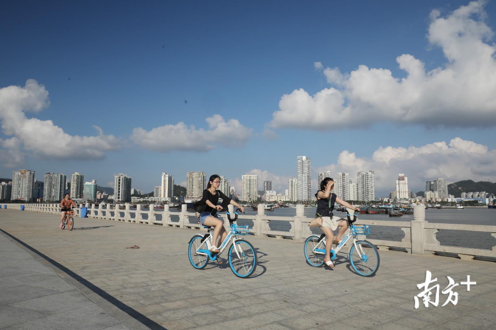 野狸岛绿道位于香炉湾与香洲湾之间，在此段绿道骑行，可沿环岛一周，一路听到海浪流动的声音，并感受渔民撒网、渔船航行等生活气息，浓浓的海洋风情尽在其中。（关铭荣 摄）