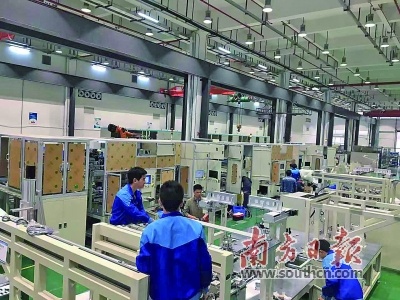 近几年,落户到江门的高新技术项目逐年增多。图为海目星公司的生产车间。 董有逸 摄 近几年,落户到江门的高新技术项目逐年增多。图为海目星公司的生产车间。 董有逸 摄