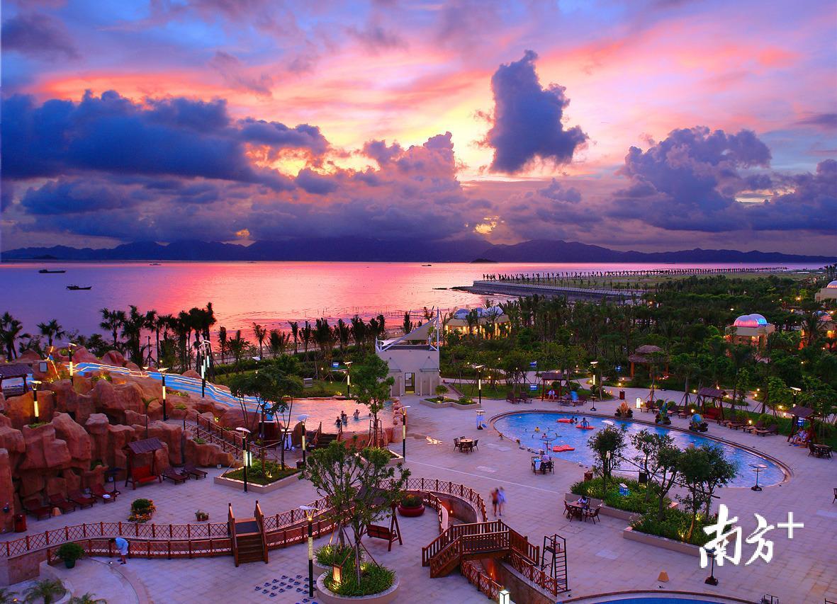 海泉湾绿道位于珠海西部海滨，是一条2.7公里长海岸棕榈路。而整个海泉湾14.2万平方米湖面水系，31万平方米的绿化面积，是以海洋温泉为主打的综合型休闲度假区。（珠海文体旅游局供图）