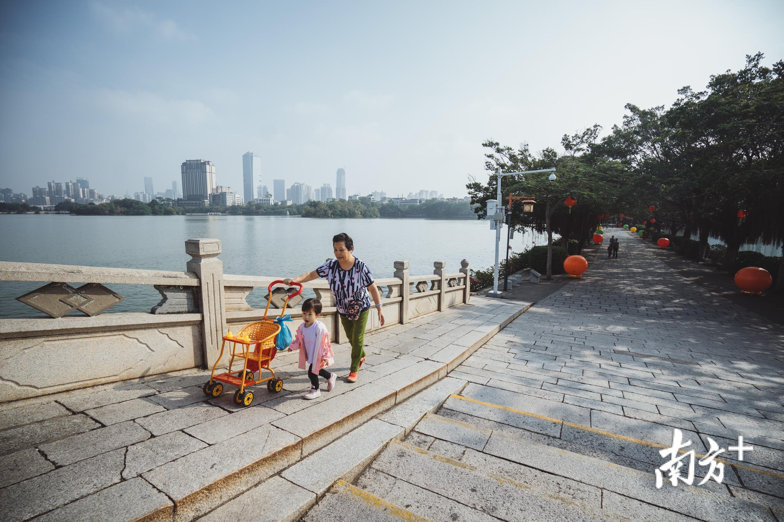 惠州西湖位于惠州中心区，依托于素雅幽深的山水和底蕴深厚的历史文化，古色古香的亭台楼阁隐现于树木葱茏，漫步在其中，仿若仙境。（王昌辉 摄）
