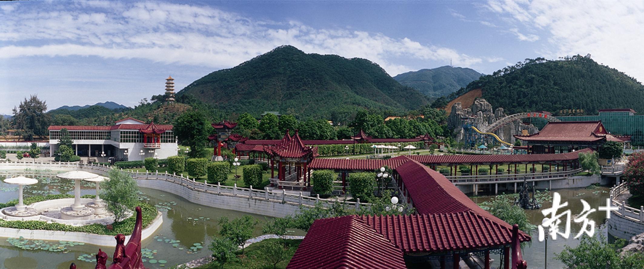 贞山风景区内林木茂盛，山清谷幽。穿梭于整个园区林荫小道，享天然氧吧，犹如穿行于万千画卷之中。（资料图）