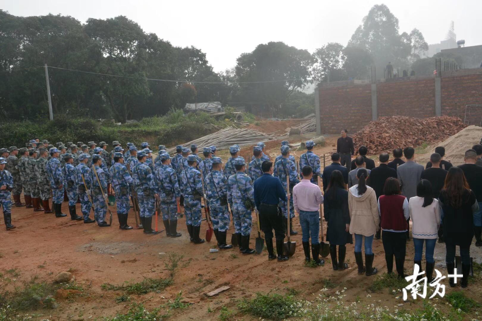 3月12日，饶平县人武部与驻军导航台官兵们到驻地钱东镇望海岭村参加植树活动。