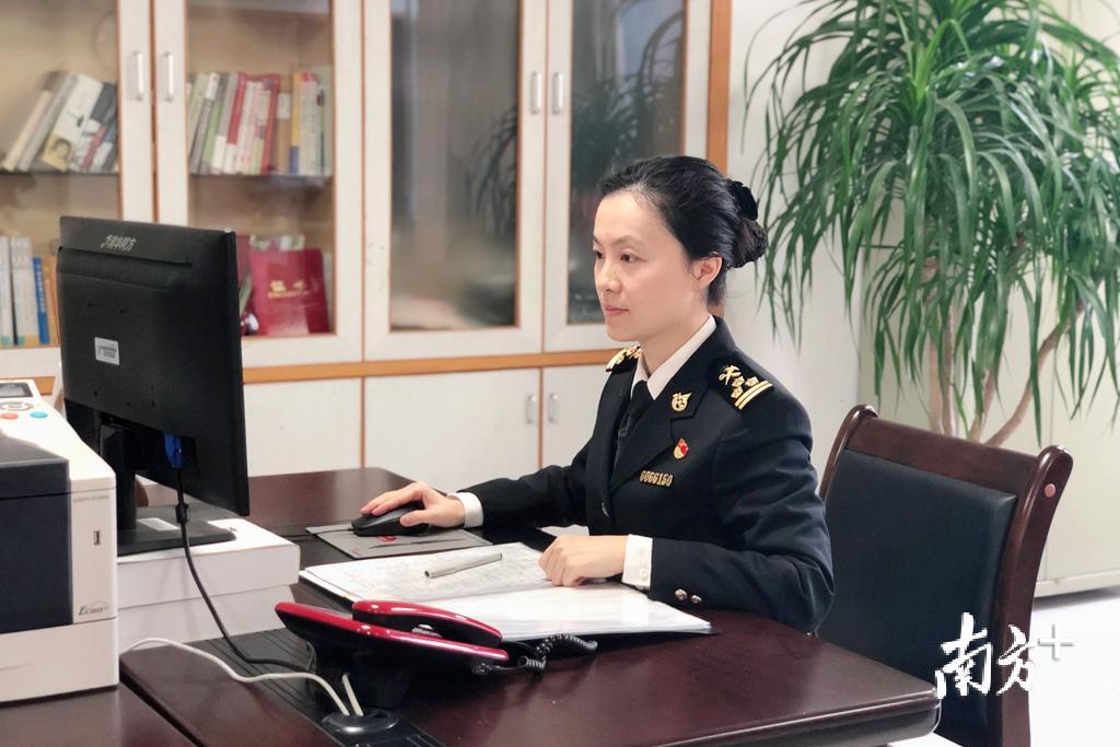 陈颖琳在平凡的岗位上用汗水延续海关情。