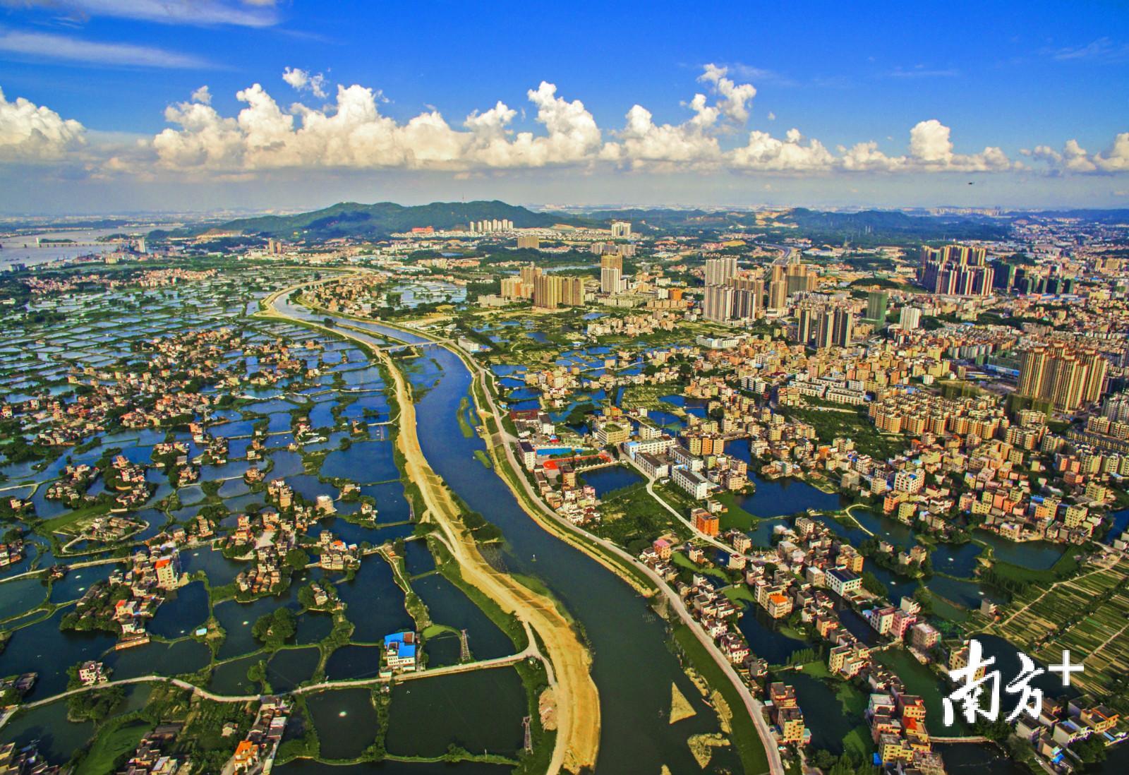 古劳水乡是一个水网交错、古朴静谧的水乡村落。骑行于此，乡村的恬静安宁会让人忘却骑行的疲倦，一直乐在其中。（梁建华 摄）