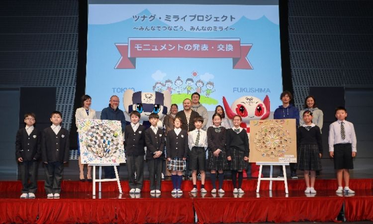 图为3月12日,学生代表、到场嘉宾和东京奥运会、残奥会吉祥物在“连接·未来计划”报告会上合影留念。新华社记者杜潇逸 摄 图为3月12日,学生代表、到场嘉宾和东京奥运会、残奥会吉祥物在“连接·未来计划”报告会上合影留念。新华社记者杜潇逸 摄