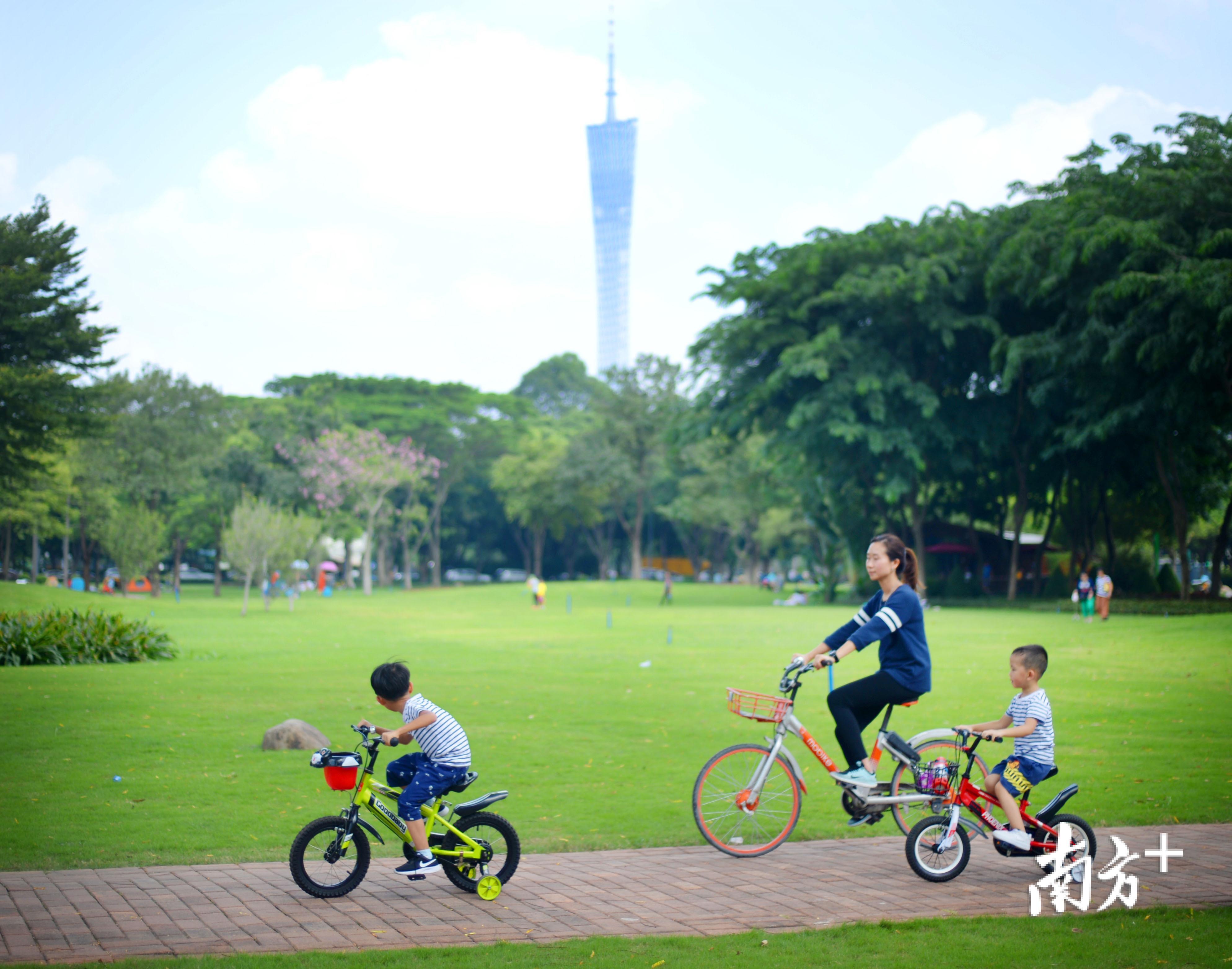 二沙岛绿道位于广州市中心珠江河段，四周环绕珠江水，十分具有广州现代风情。（肖雄 摄）