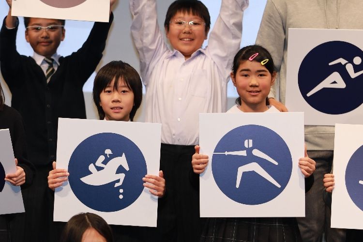 图为3月12日,在东京奥运会体育图标发布会现场,小朋友展示体育图标。 新华社记者杜潇逸 摄 图为3月12日,在东京奥运会体育图标发布会现场,小朋友展示体育图标。 新华社记者杜潇逸 摄
