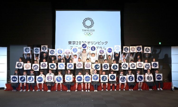 图为3月12日,在东京奥运会体育图标发布会现场,日本田径运动员饭塚翔太(后排左八)、空手道运动员清水希容(后排右八)和小朋友们一起展示体育图标。新华社记者杜潇逸 摄 图为3月12日,在东京奥运会体育图标发布会现场,日本田径运动员饭塚翔太(后排左八)、空手道运动员清水希容(后排右八)和小朋友们一起展示体育图标。新华社记者杜潇逸 摄