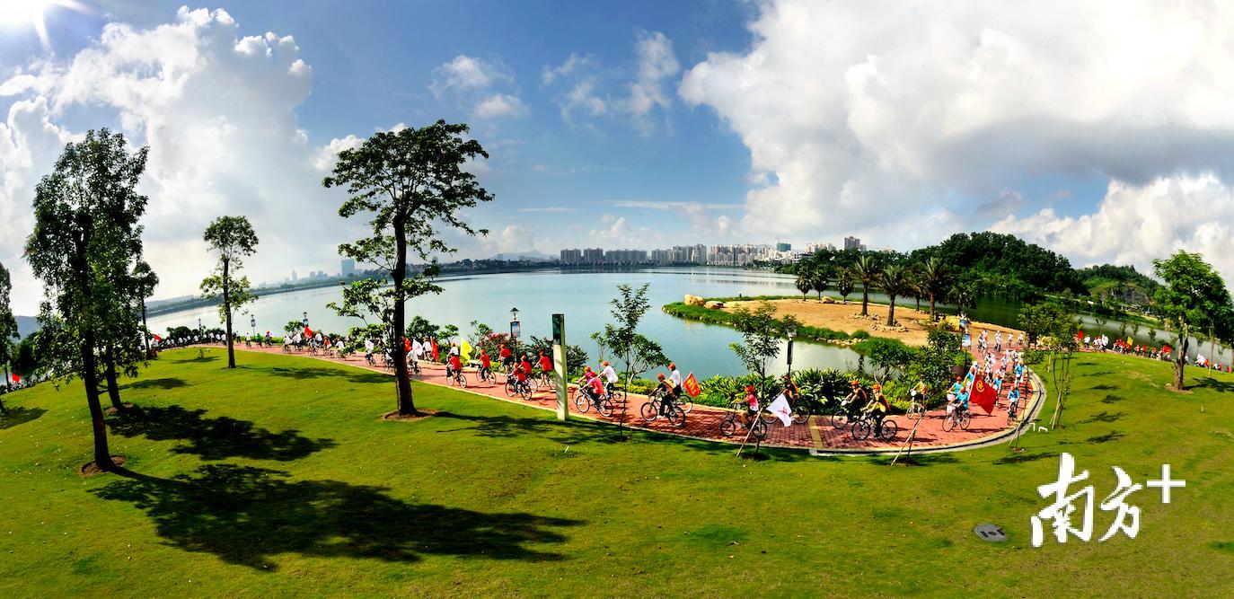 星湖绿道串联肇庆的牌坊广场、波海公园、伴月公园、伴溪公园、七星岩东门广场等，以山川田海为特色。绿道两旁绿树成荫，花团锦簇，景色优美，并可远眺星湖美景。（何异能 摄）