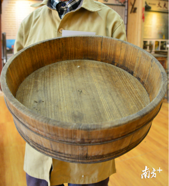 专门给出生婴儿沐浴的木制水盆。全媒体记者 黄津 摄