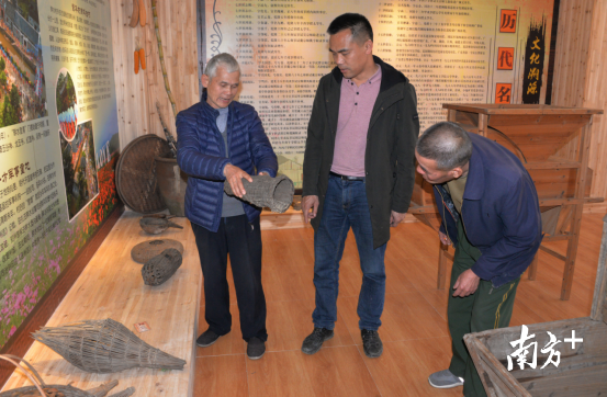 畔水村史馆内展出的物品，引起村民共鸣。全媒体记者 黄津 摄