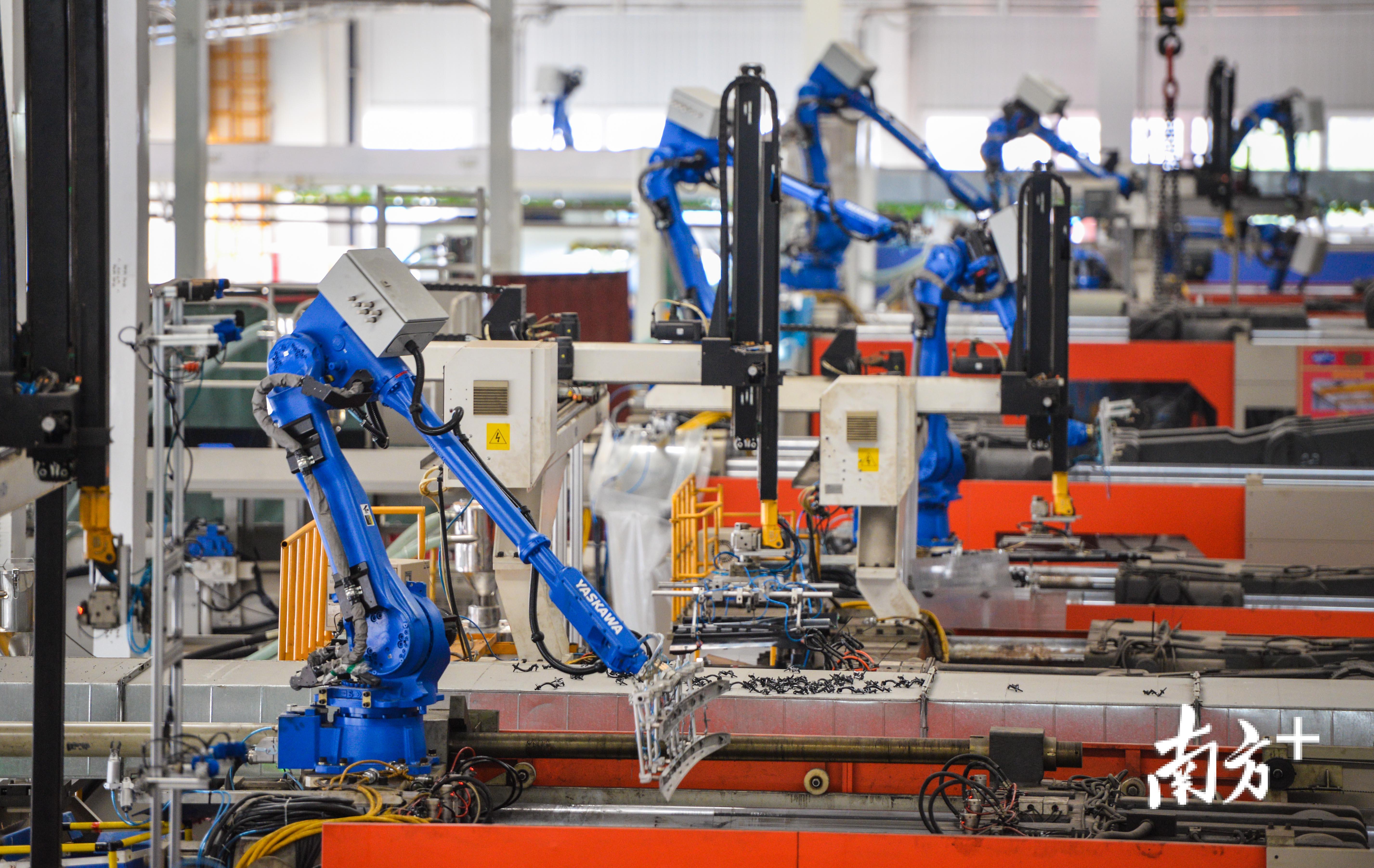 企业通过技术改造推动"机器换人".全媒体记者曾亮超摄