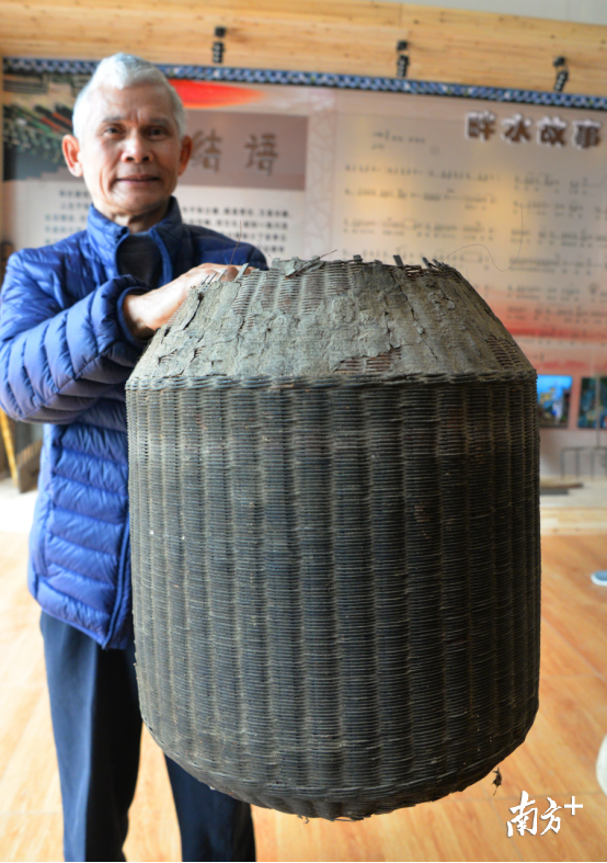 竹子编织成的“油桶”，有够稀奇的。全媒体记者 黄津 摄