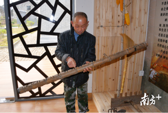 连州首个村史馆藏有不少稀奇“古董”。这是扁担吗？全媒体记者 黄津 摄
