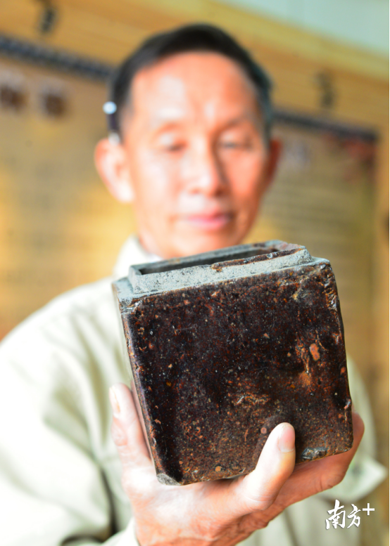 清朝年代的盐缸。全媒体记者 黄津 摄