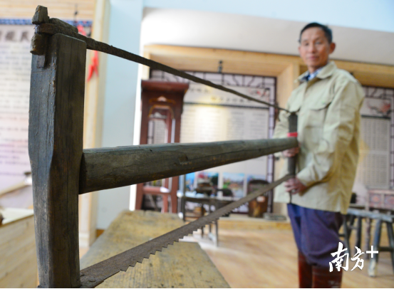 超过百年历史的木锯，见证了畔水村民先辈的生产场景。全媒体记者 黄津 摄