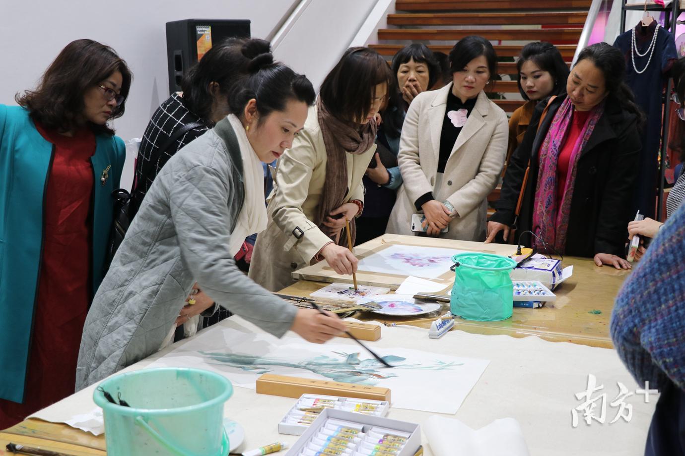 参展艺术家在互相交流的同时,为到场观众示范水墨画和水彩画创作。(摄影:李彤晖) 参展艺术家在互相交流的同时,为到场观众示范水墨画和水彩画创作。(摄影:李彤晖)