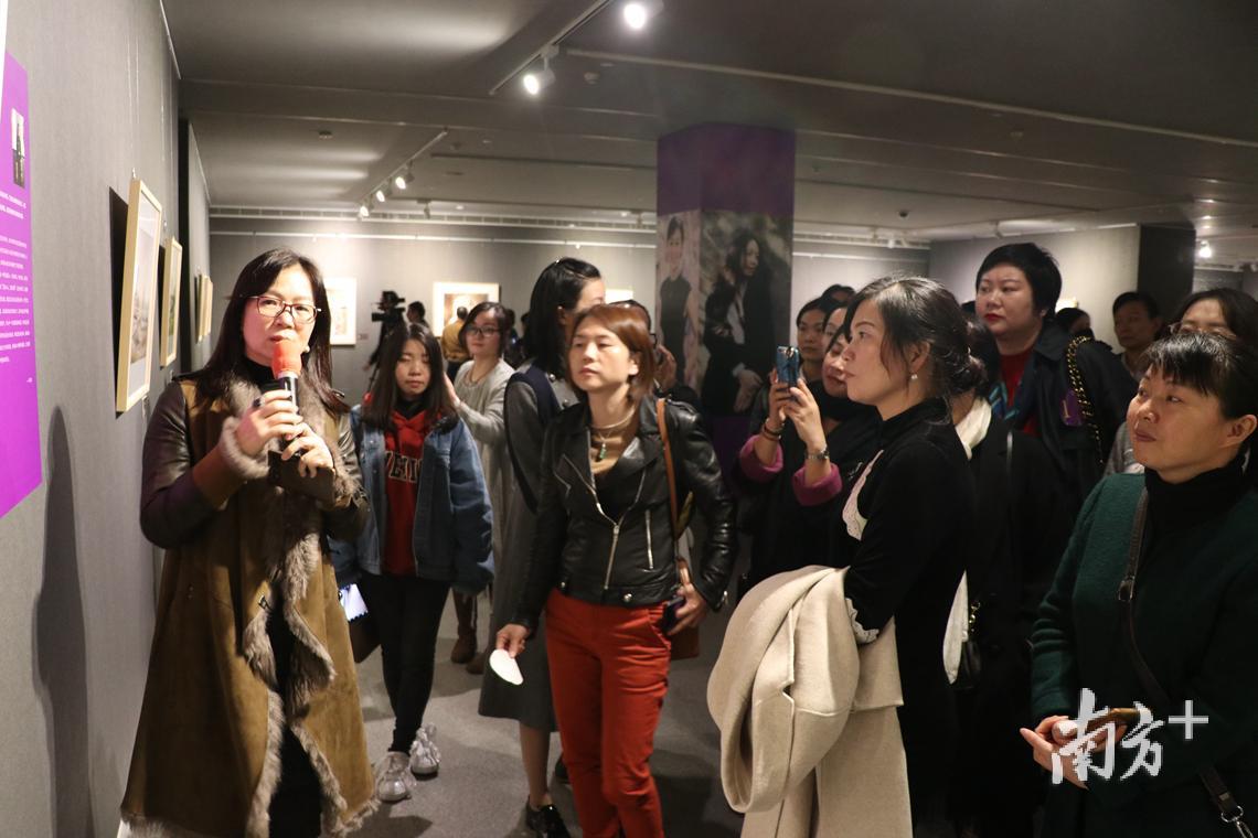 刘婉仪为艺术爱好者们讲解自己的精神世界。(摄影:李彤晖) 刘婉仪为艺术爱好者们讲解自己的精神世界。(摄影:李彤晖)