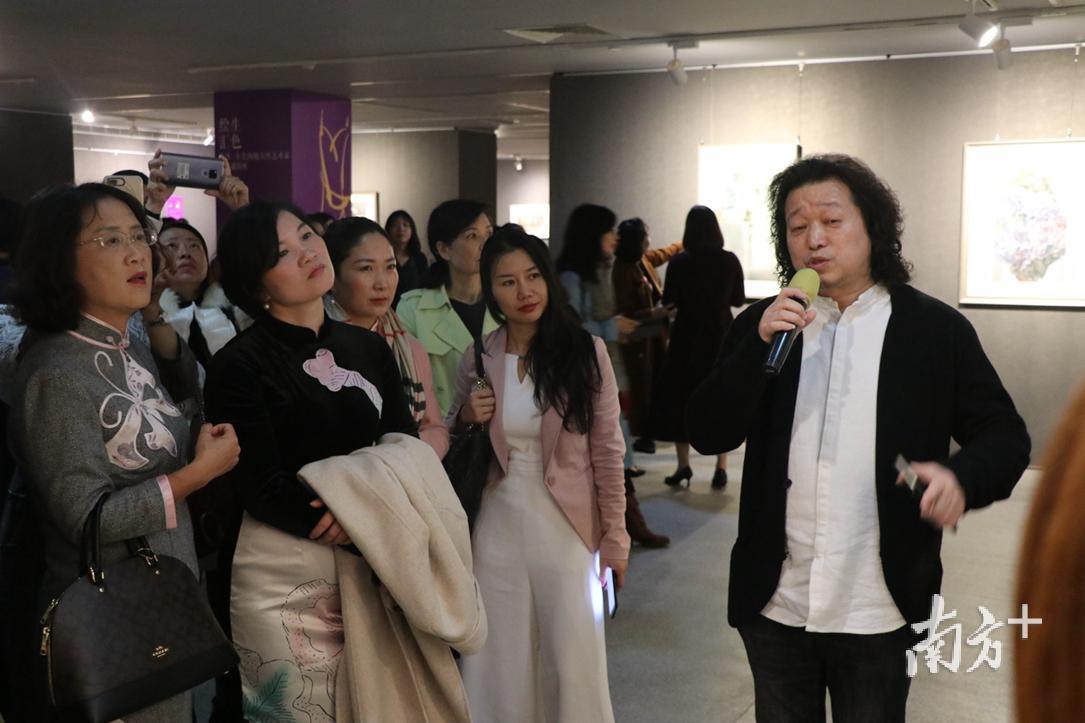 坎勒为现场观众分享自己对于长沙女艺术家们的看法。(摄影:李彤晖) 坎勒为现场观众分享自己对于长沙女艺术家们的看法。(摄影:李彤晖)