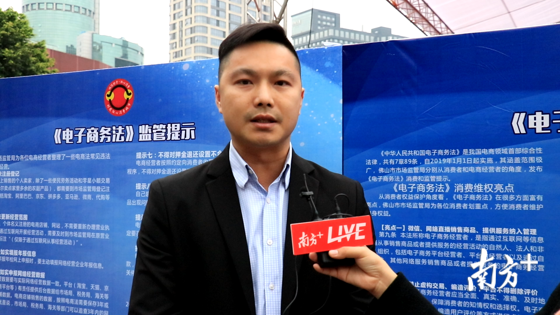 佛山市消费者委员会律师顾问团成员马伽杰接受南方+的采访。田人心摄&nbsp;