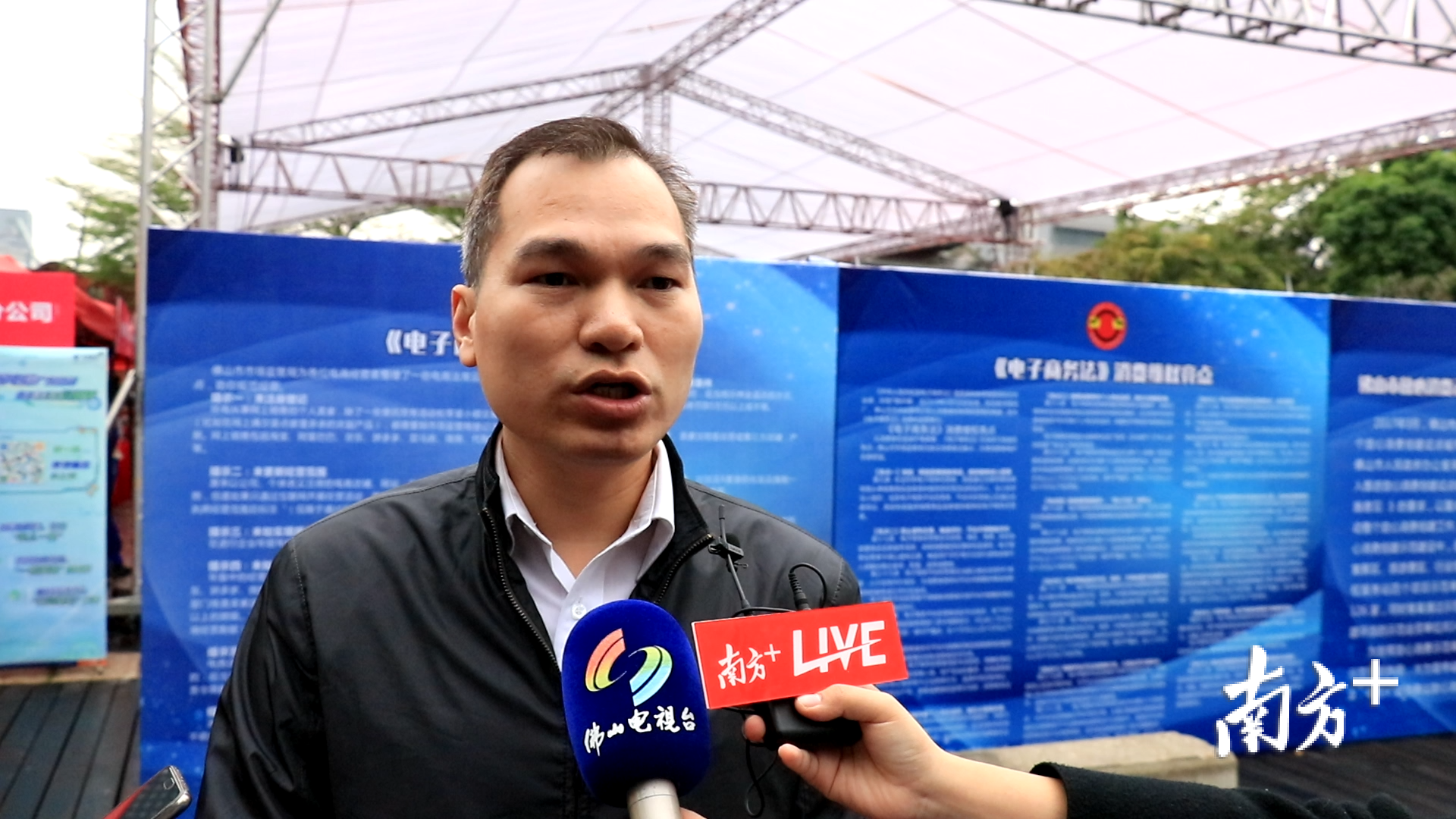 佛山市邮政管理局市场监管科负责人邓志文接受南方+的采访。田人心摄&nbsp;