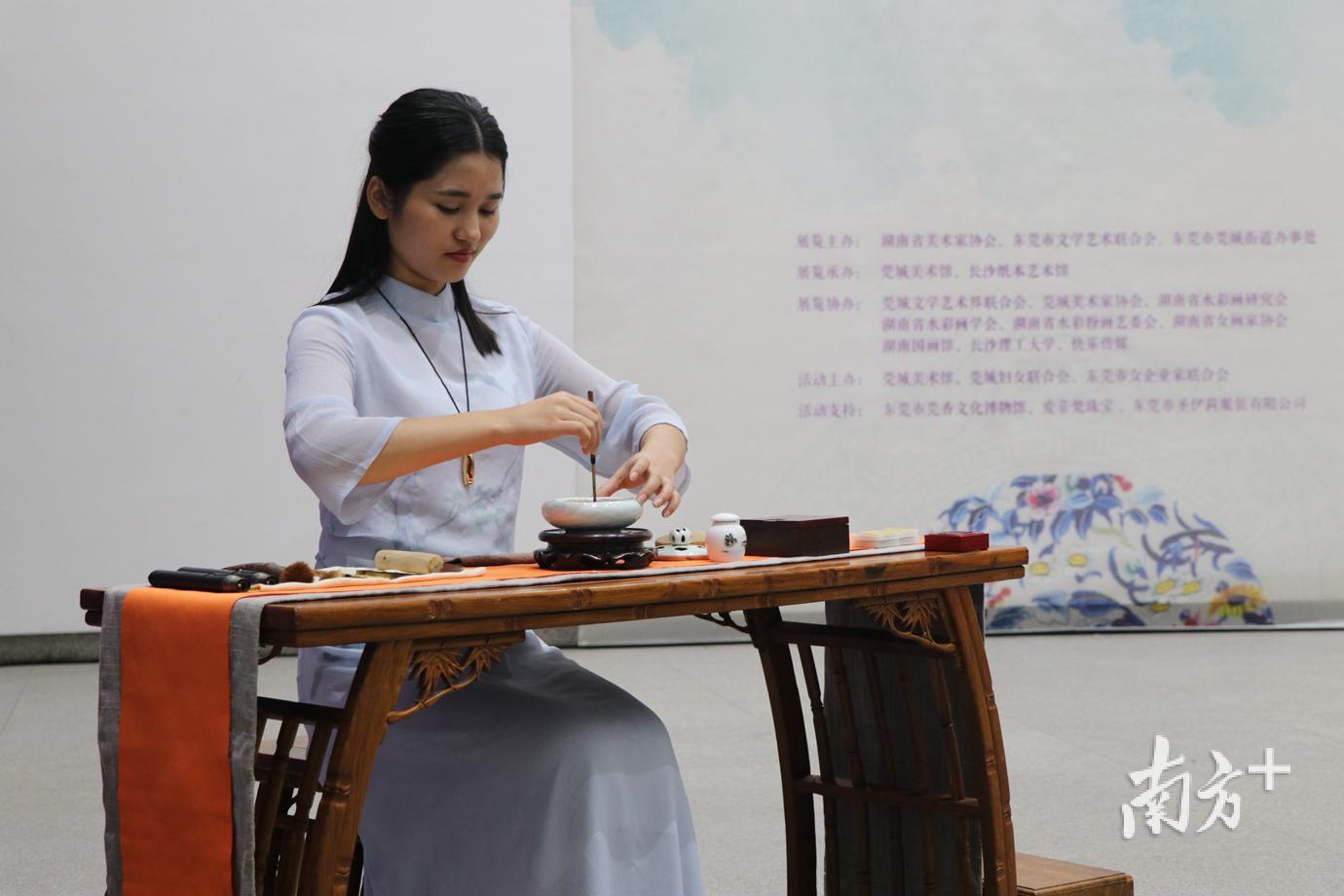 东莞市莞香文化博物馆香道师吕欢表演香道。(摄影:李彤晖) 东莞市莞香文化博物馆香道师吕欢表演香道。(摄影:李彤晖)