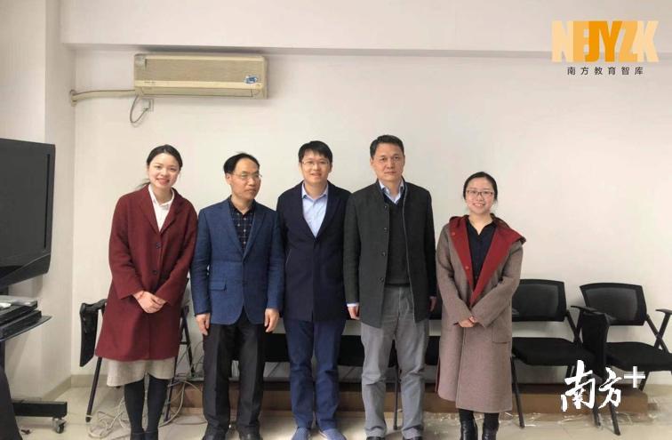 教育部国家教育发展研究中心综合研究部主任王烽（右二）等专家。