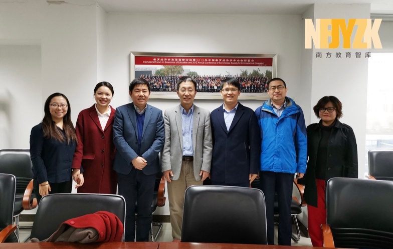 北京大学教育学院党委书记、院长阎凤桥（左四）等专家。