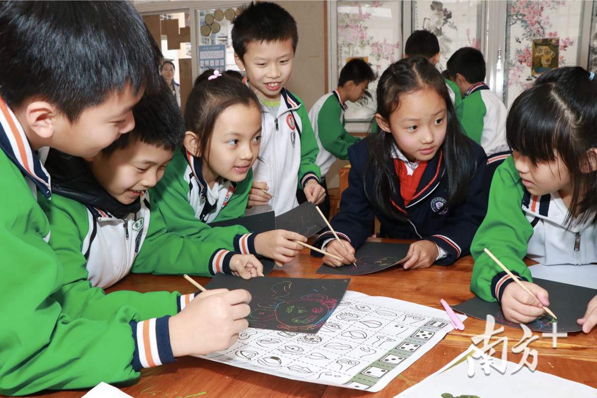 小组探究中，中黄外国语小学学生用各种思维工具来帮助理解，形成表达。