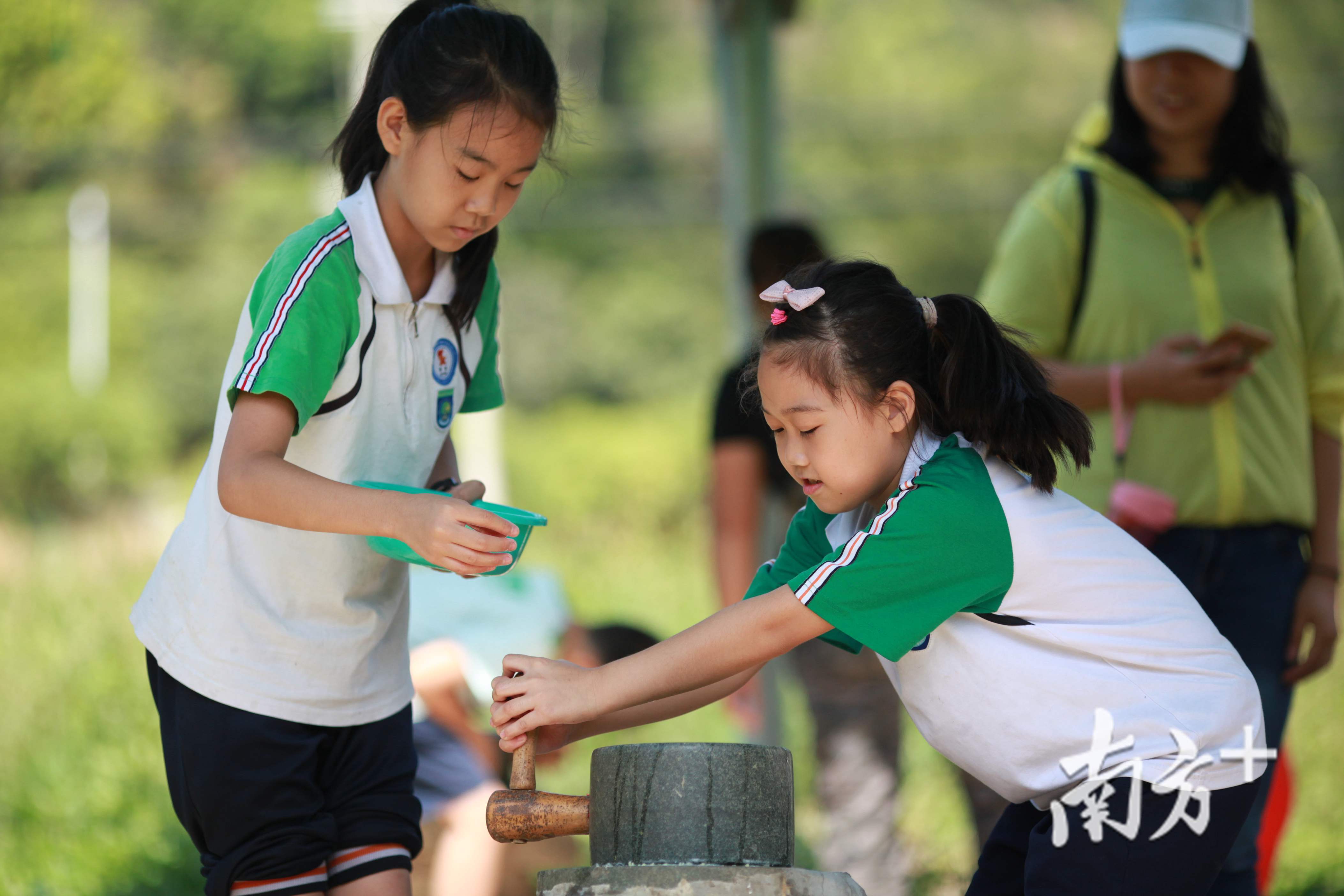 小学生户外活动照片图片