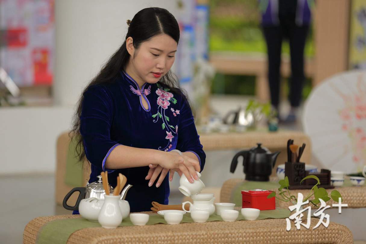 家长讲师郑韶玲正在为孩子们示范茶艺。