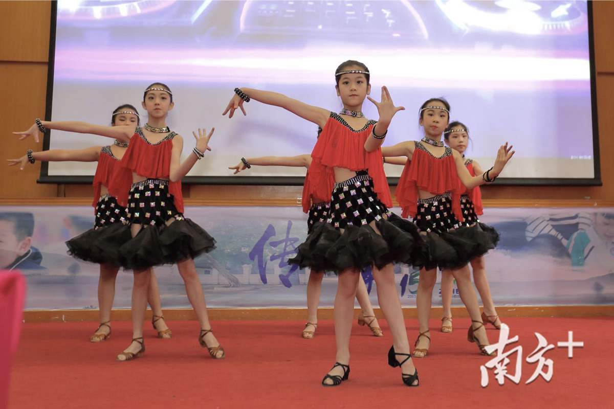 中黄外国语小学多样化的特色课程培养学生的综合素养。