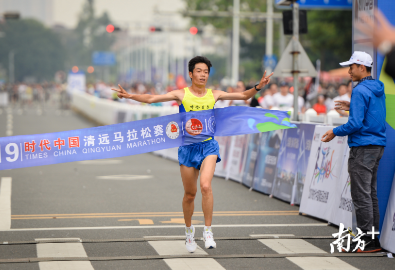 2:21:09！中国选手张振龙力压肯尼亚选手获得清马全马冠军。曾亮超 摄