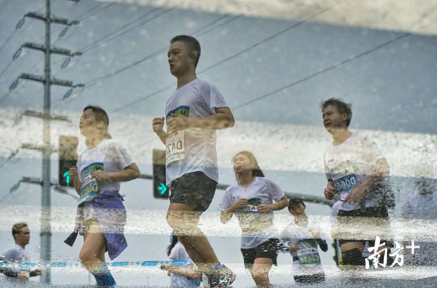 赛事吸引了15个国家和地区，国内33个省、自治区、直辖市和港澳地区的跑步爱好者参与。梁素雅 摄