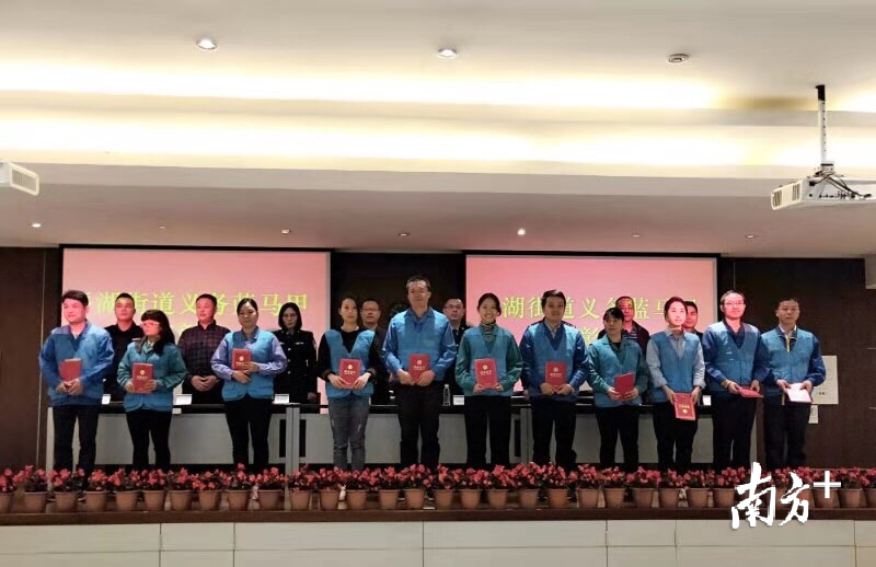 图为龙岗公安分局在金进科技有限公司召开了“蓝马甲”表彰会 图为龙岗公安分局在金进科技有限公司召开了“蓝马甲”表彰会