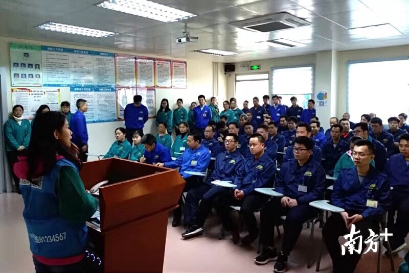 刘晓燕组建义务“蓝马甲”队伍进行反诈宣传 刘晓燕组建义务“蓝马甲”队伍进行反诈宣传