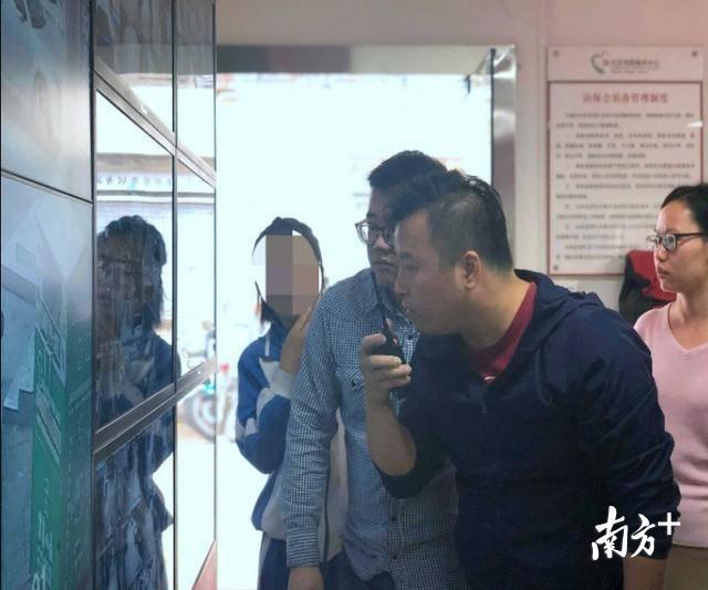 在龙岗区宝龙街道龙东社区应急指挥中心内查看监控。来源:南方号“掌上龙岗” 在龙岗区宝龙街道龙东社区应急指挥中心内查看监控。来源:南方号“掌上龙岗”