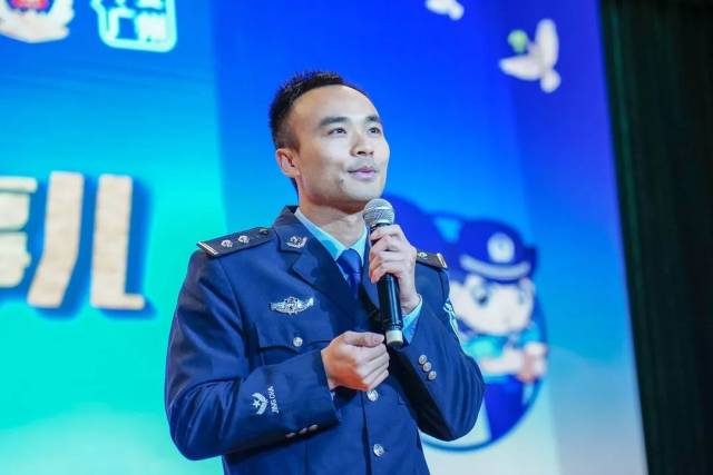 接下来是禁毒民警熊春林警官为大家讲“禁毒的那些事儿”。熊警官用幽默