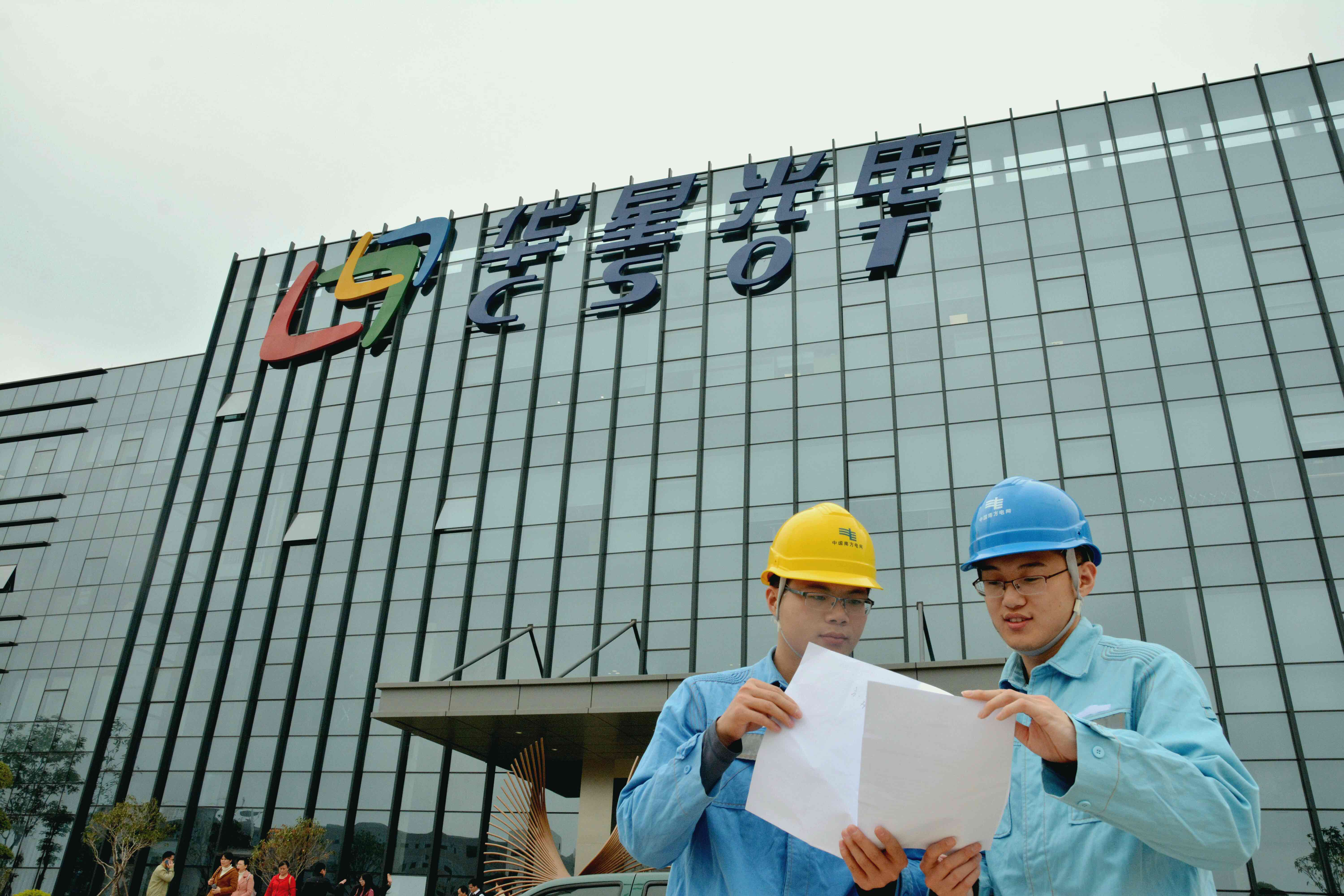 南方电网广东惠州供电局客户经理为用户量身制定用电解决方案。