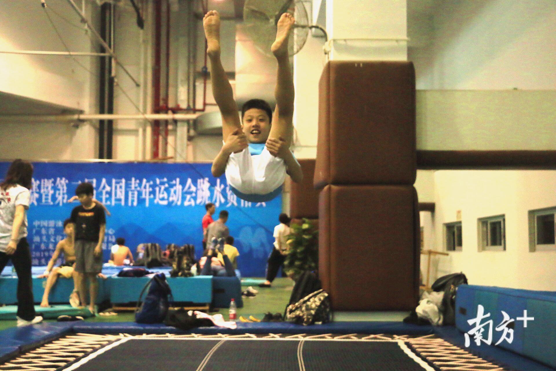 刘宇轩爱上这种在空中飞跃、翻腾的感觉。张伟炜 摄 刘宇轩爱上这种在空中飞跃、翻腾的感觉。张伟炜 摄