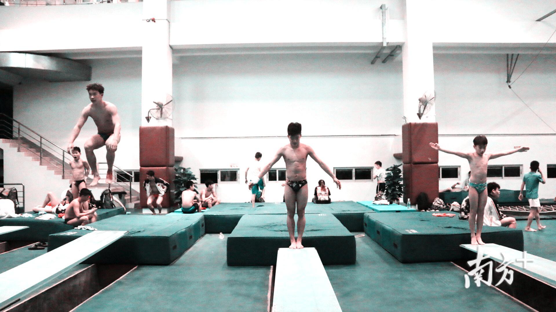 汕头市跳水馆的训练馆内,运动员们正在抓紧进行赛前训练。张伟炜 摄 汕头市跳水馆的训练馆内,运动员们正在抓紧进行赛前训练。张伟炜 摄