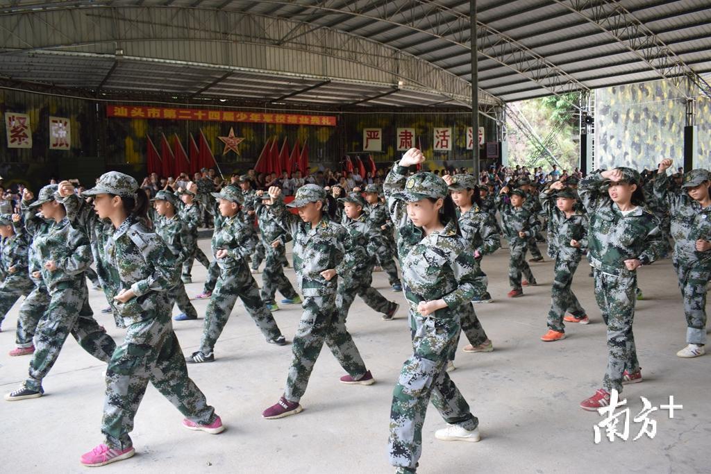 少年军校将国防教育寓教于军营生活体验中。 少年军校将国防教育寓教于军营生活体验中。