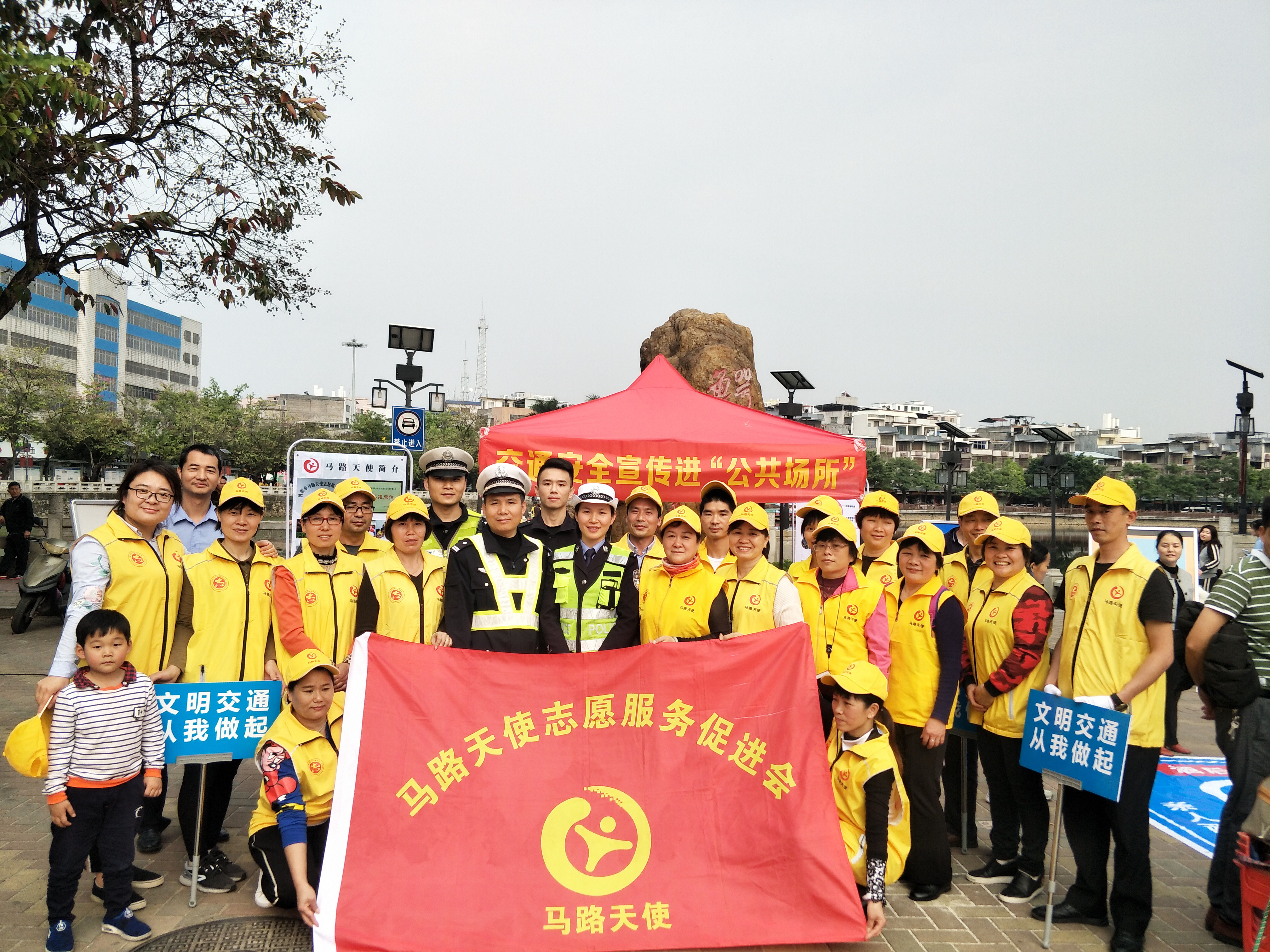 市公安局交警支队联合马路天使志愿服务团队共同开展文明交通“星火传播”系列活动 市公安局交警支队联合马路天使志愿服务团队共同开展文明交通“星火传播”系列活动