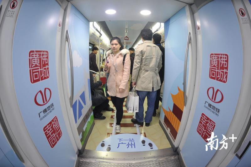 广佛地铁每天承载着大量往返于两市间的“广佛候鸟”，一度成为全国城际轨道交通的典范。南方日报记者 戴嘉信 摄
