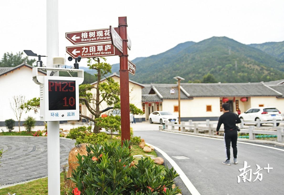 文福镇白湖村羊岃片空气自动监测点，实时监测着该地的温度、湿度、风速、PM2.5、PM10等数据。
