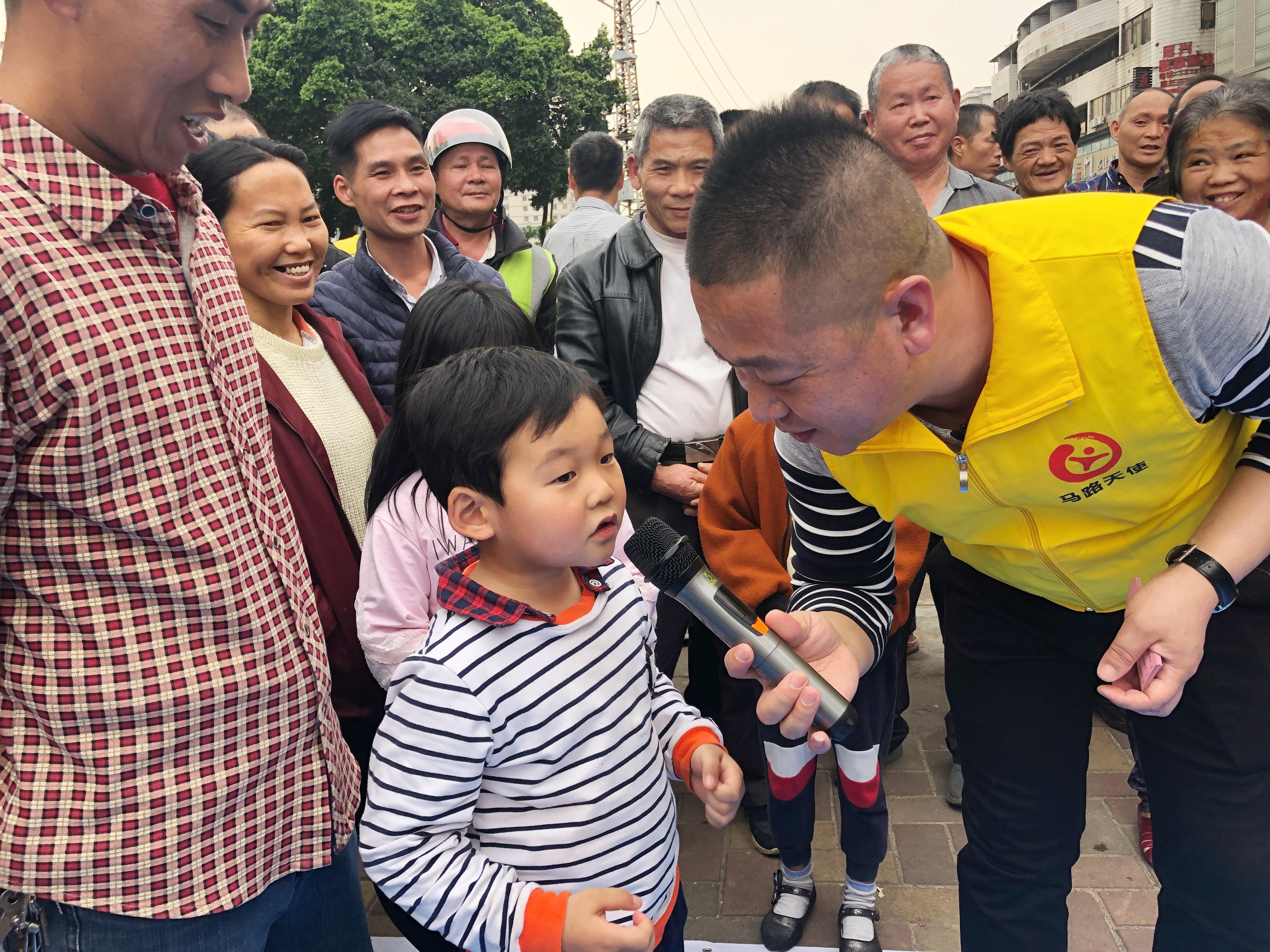 小朋友现场机智抢答 小朋友现场机智抢答