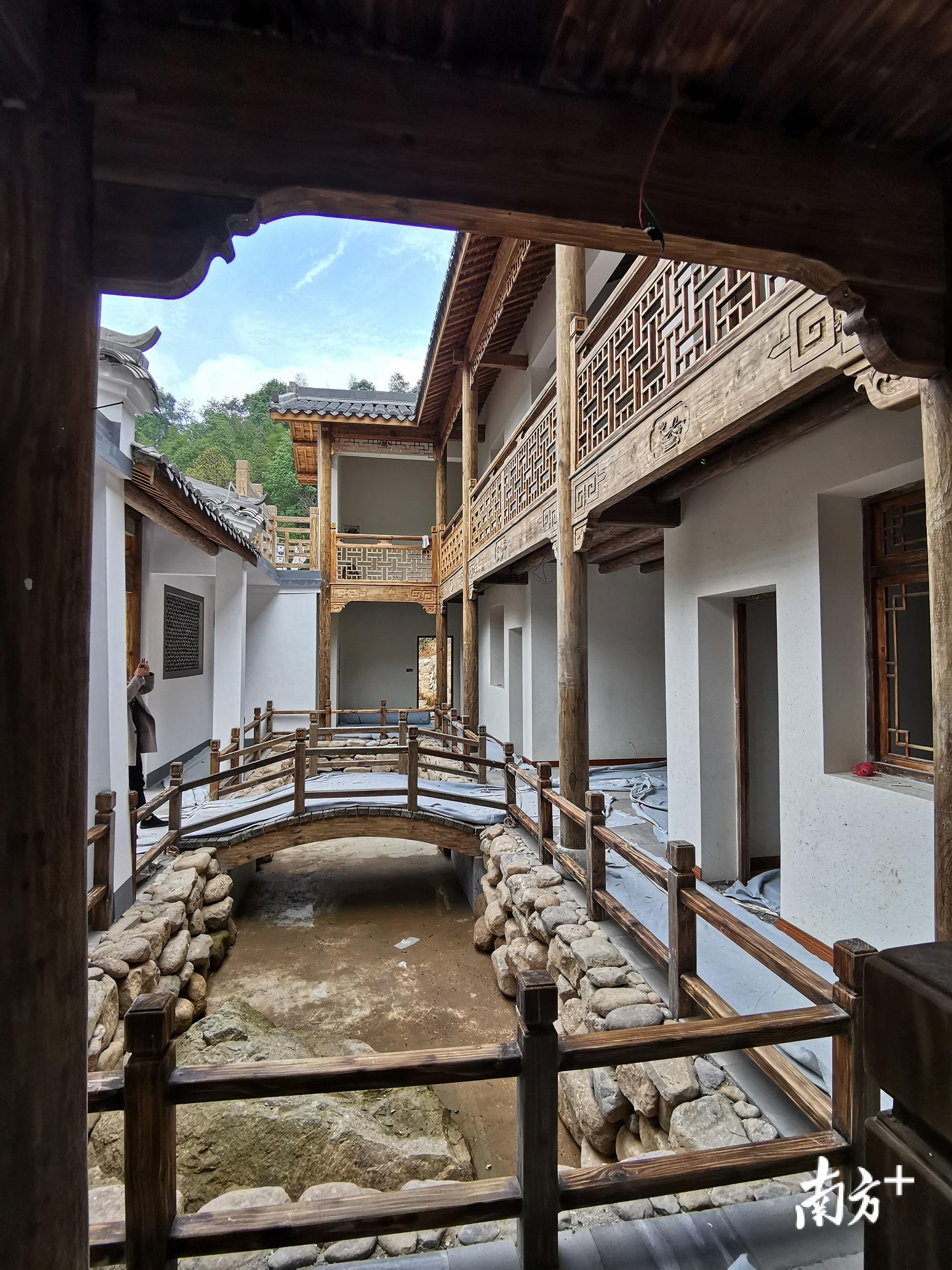 民宿内小桥流水的设计，颇有江南水乡的韵味。