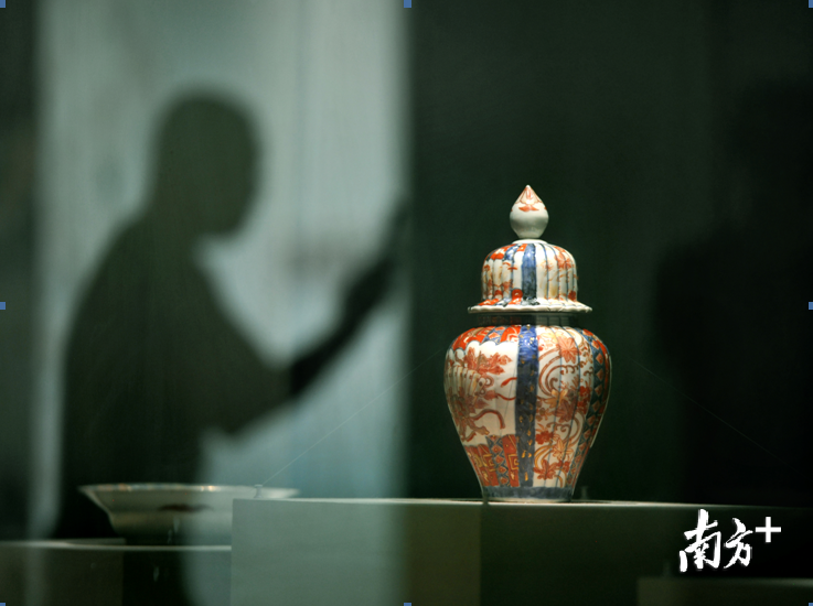 日本江户时代伊万里多棱型带盖将军罐 日本江户时代伊万里多棱型带盖将军罐