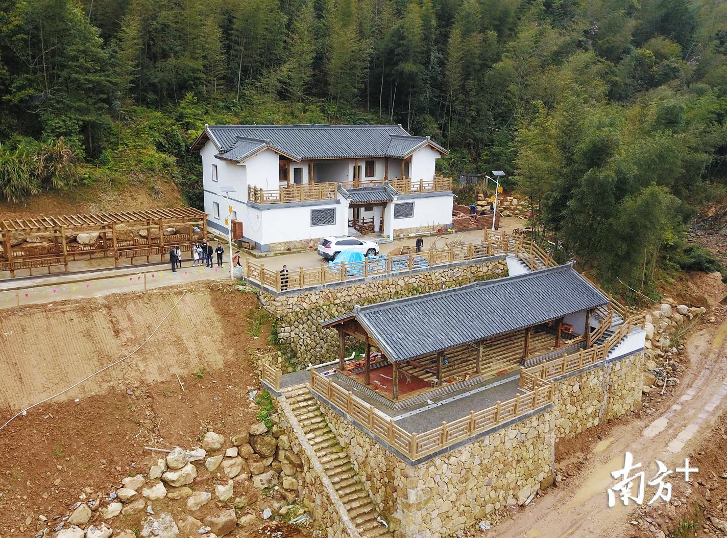正在装修中的南磜镇金山村民宿，充分利用山势阶梯分布餐厅和住房。