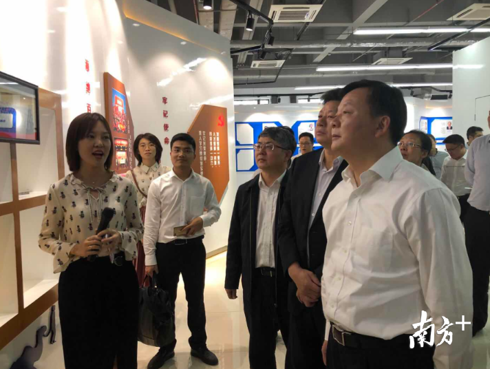 佛山市市长朱伟参观北京科技大学顺德研究生院校史馆。蒋晓敏 摄